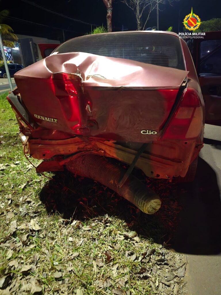 Motorista suspeito de embriaguez foge de blitz e bate carro em árvore em São Sebastião