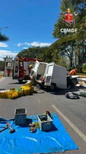 Carro bate contra mureta de passagem subterrânea na Asa Sul
