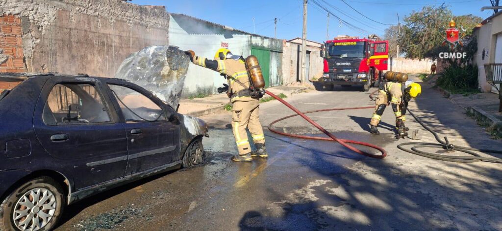 Carro pega fogo próximo a casa e bombeiros controlam incêndio em Planaltina