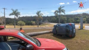 Carro bate em palmeira e tomba no Setor de Mansões Lago Norte