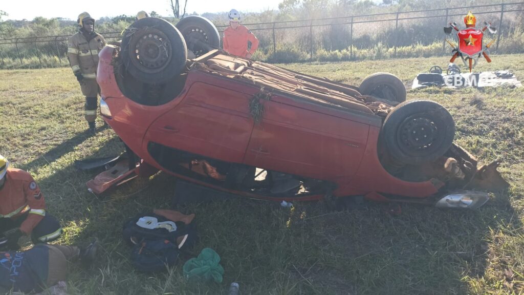 Homem e criança ficam presos em veículo após capotamento na BR-040
