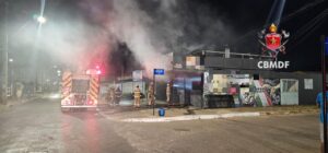 Incêndio atinge pizzaria durante a madrugada em Taguatinga