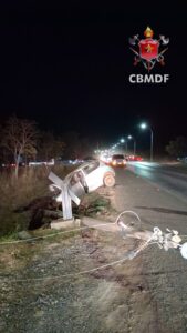 Carro bate em postes na DF-128 e deixa três feridos em Planaltina