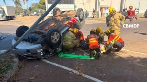 Motorista fica ferida após capotar carro e bater contra poste na Asa Sul