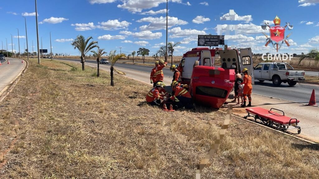 Carro capota na BR-040 e três pessoas são levadas ao hospital