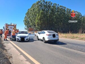Acidente entre três carros deixa uma pessoa ferida na BR-020, em Planaltina