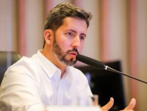 Grass defende parceria com empresas para empregar jovens do DF