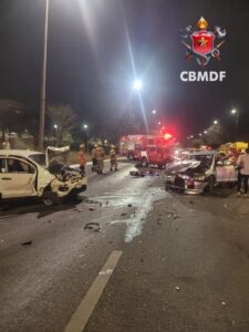 Colisão entre três carros deixa dois motoristas feridos no Eixão Sul