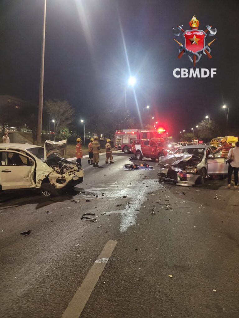 Colisão entre três carros deixa dois motoristas feridos no Eixão Sul