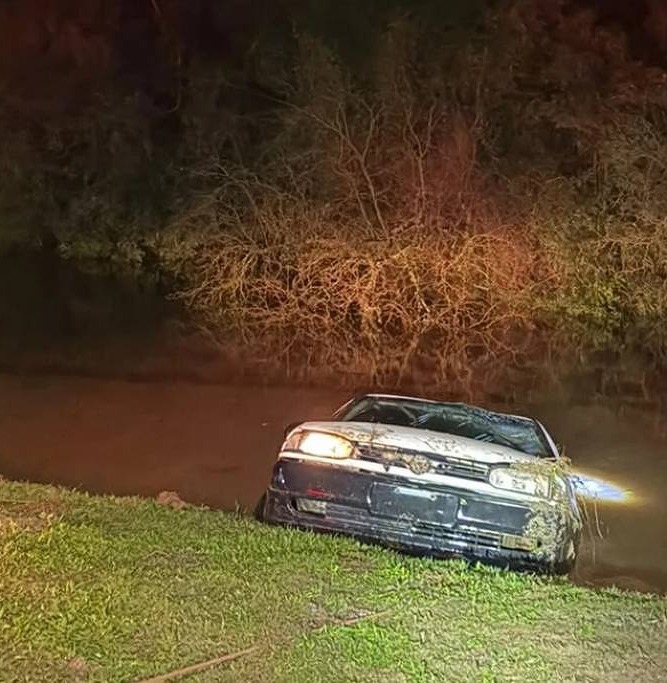 Após chuvas fortes, casal morre após carro cair em córrego cheio no RS
