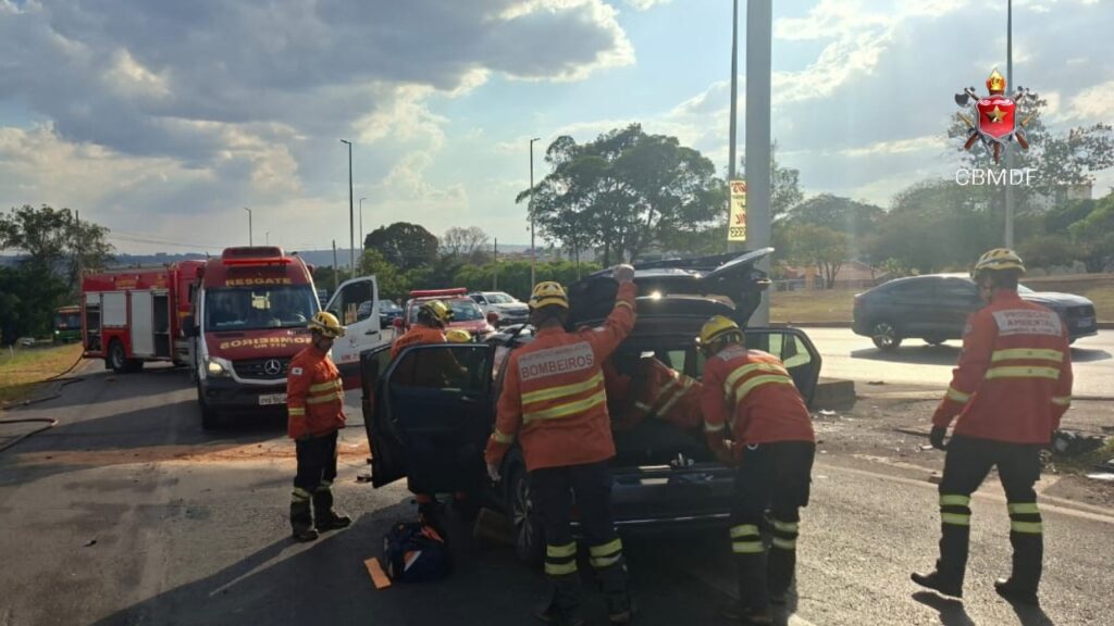 Carro bate contra poste e motorista fica preso no veículo em Sobradinho