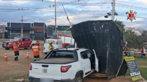 Carro invade quiosque e deixa três pessoas feridas em São Sebastião