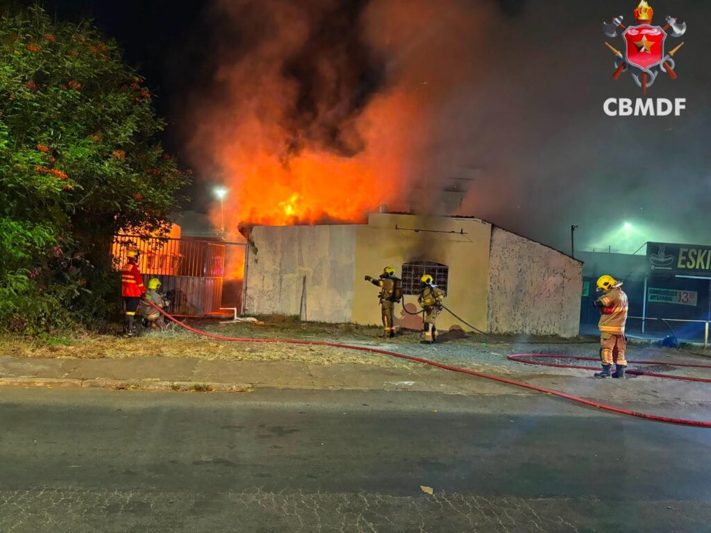 Incêndio atinge lanchonete durante a madrugada no Gama