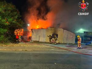Incêndio atinge lanchonete durante a madrugada no Gama
