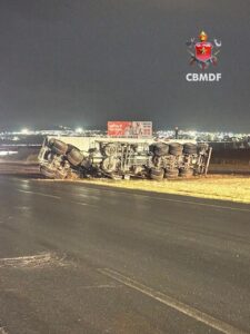 Carreta com gasolina e diesel tomba na BR-020, em Planaltina