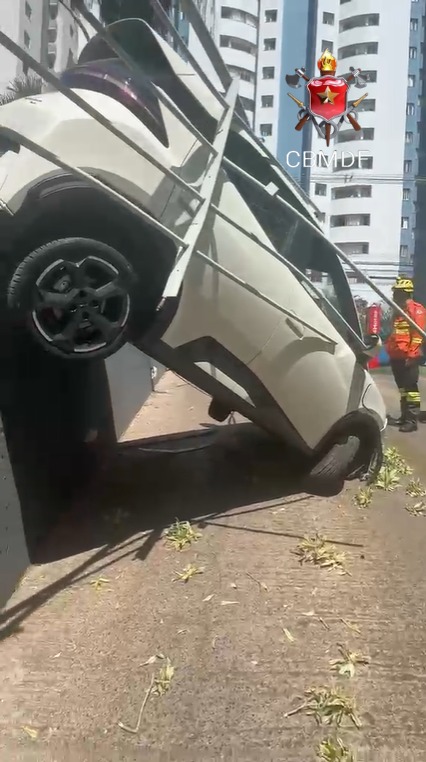 Carro colide com grade de proteção em Águas Claras e fica suspenso