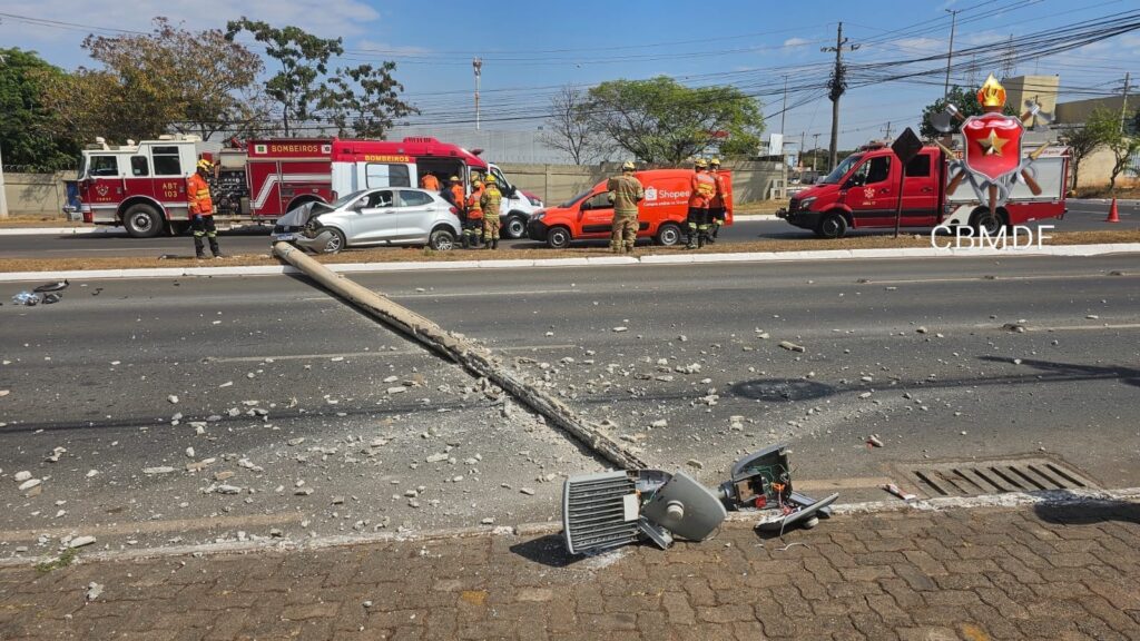 Carro colide contra poste e interdita pista no SIA