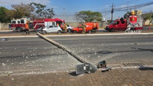 Carro colide contra poste e interdita pista no SIA