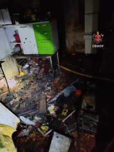 Incêndio atinge residência durante a madrugada em Sobradinho