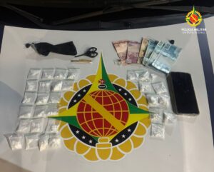 Motorista foge de bloqueio e é preso com drogas escondidas no painel do carro no Sudoeste