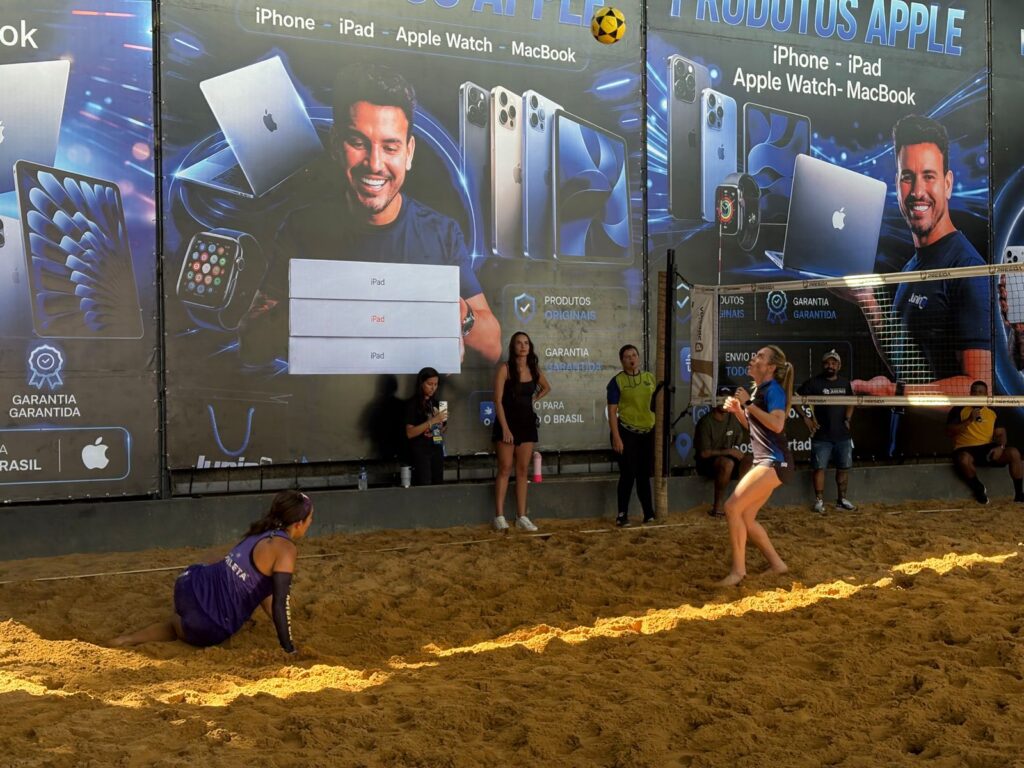 Celina Leão reforça a importância do esporte ao participar de campeonato de futevôlei