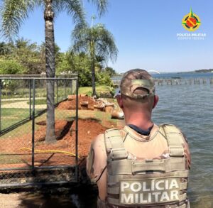 Homem é levado à delegacia após obra em Área de Preservação Permanente no Lago Sul