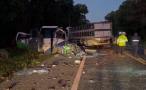 PRF diz que caminhão teria invadido faixa contrária em acidente com 23 mortos