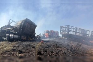 Incêndio após colisão entre carro e caminhões deixa uma pessoa morta