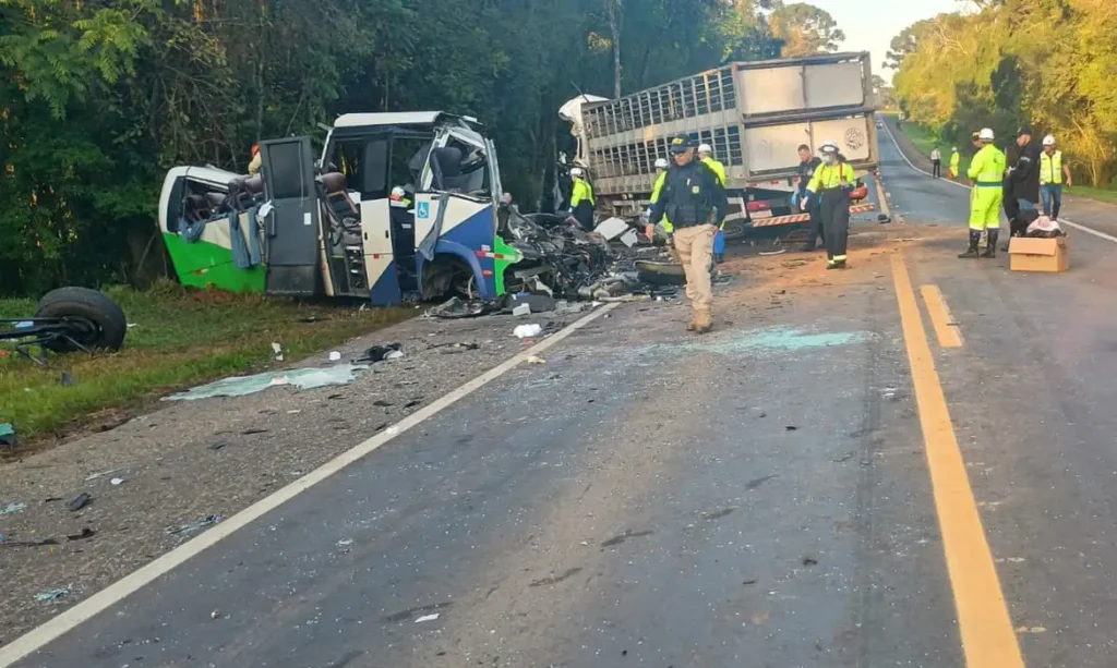 Corpos de 23 vítimas de acidente na BR-373 são retirados da pista