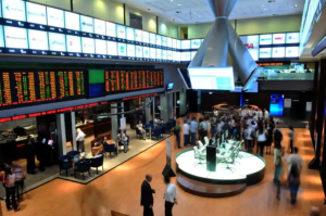 Bolsa abre após quase três horas de atraso; dólar avança com balanços e Fed no radar