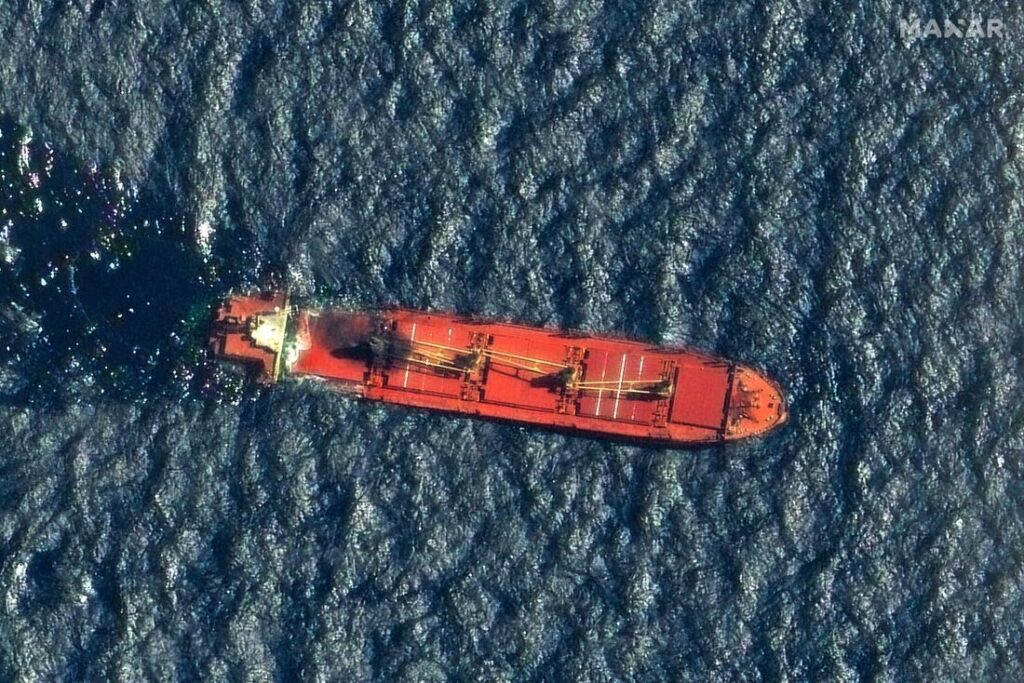 Navios sequestrados por piratas perto do Iêmen têm 22 marinheiros indianos a bordo