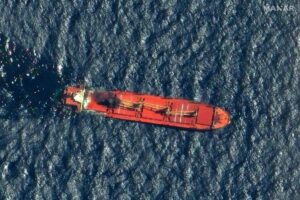 Navios sequestrados por piratas perto do Iêmen têm 22 marinheiros indianos a bordo
