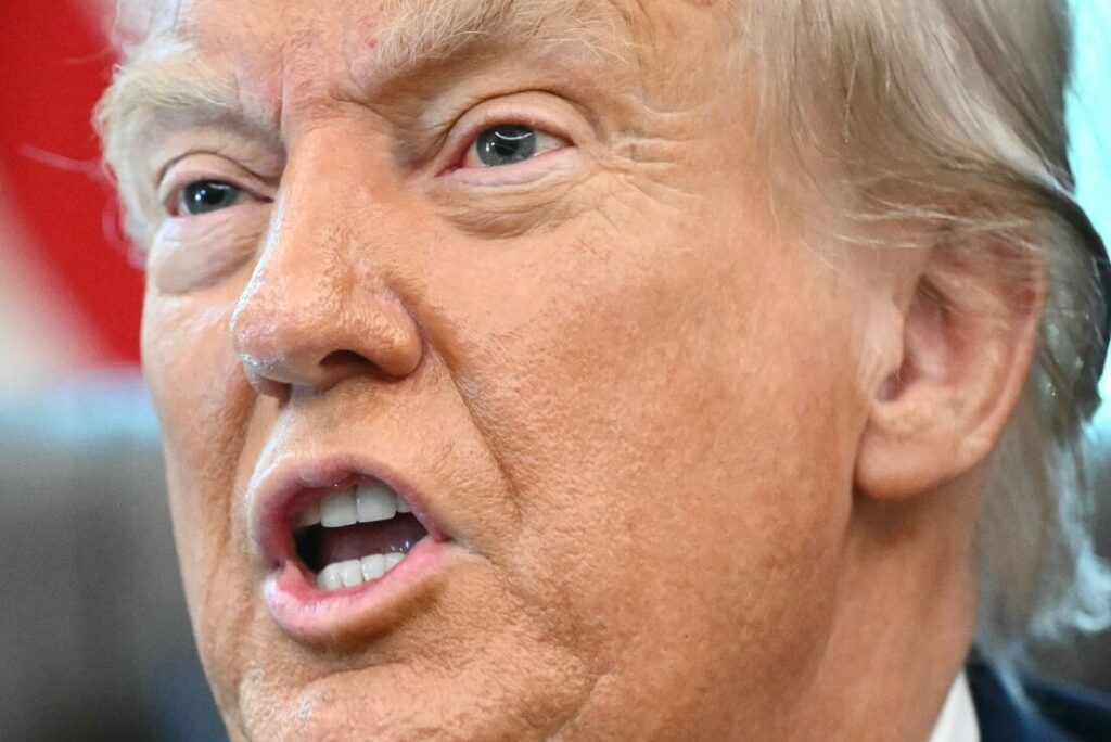 Trump é processado por vender acesso preferencial a publicações da Truth Social