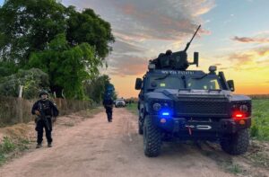 Alerta de segurança em cidade na fronteira México-EUA por ameaças do tráfico