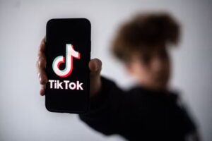 Polícia sueca ordena que TikTok e Meta retirem 30 anúncios de serviços criminais