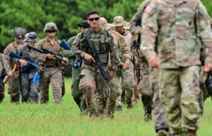 Exército dos EUA abriu fogo contra navio que tentou romper bloqueio no Irã