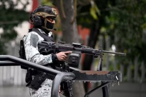 Bloqueios e queima de veículos após operação contra o tráfico em polo agrícola do México