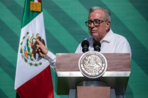 Governador mexicano procurado por tráfico de drogas nos EUA reassume o cargo após afastamento temporário