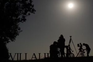 Noite em pleno entardecer: Espanha aguarda eclipse total do Sol