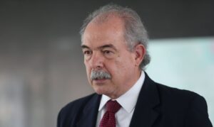 Não há nenhum dogma no BNDES para vender ações, afirma Mercadante