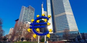 BCE alerta que entusiasmo com IA pode elevar risco de correção nos EUA e impactar zona do euro