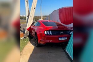 Empresário "arregaça" Mustang de meio milhão de reais em poste