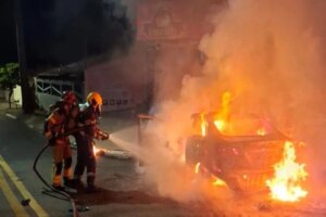 Jovem de 21 anos morre após moto ser atingida por carro e pegar fogo