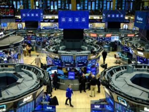 Bolsas de NY fecham em alta com reação positiva à Amazon, mas Nasdaq e S&P 500 caem no mês