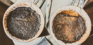 O que acontece quando você joga borra de café na pia? A ciência explica