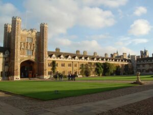 Reitor de Cambridge denuncia ‘onda racista’ em torno do acadêmico encontrado morto