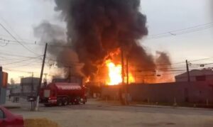 Prefeitura interdita entorno de fábrica após incêndio em Itaquaquecetuba