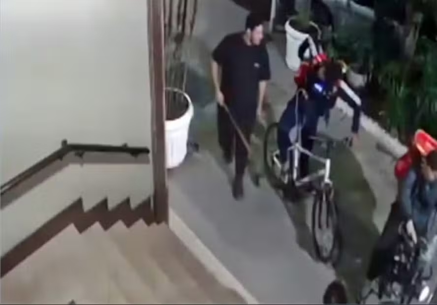 Seguranças se entregam após morte de ciclista em Copacabana