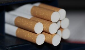 Avanço do crime organizado impulsiona falsificação de cigarros paraguaios no Brasil
