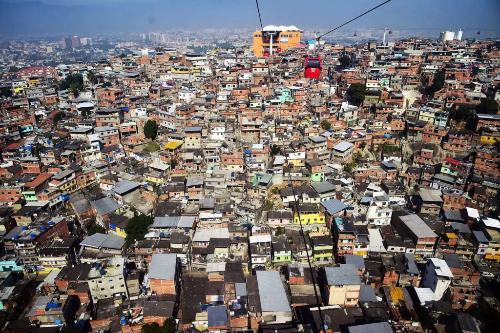 Complexo do Alemão, no Rio, tem ruas cobertas por telhados, e polícia vê ação de facção contra drones